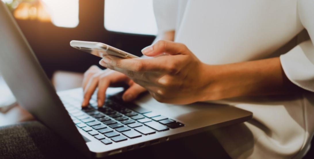 Gruppe beim gemeinsamen Lernen und Austausch